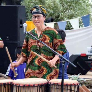 房州ジンベクラブに所属し、アフリカの太鼓を演奏するきぬちゃん