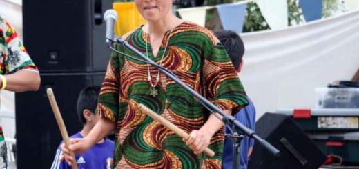 房州ジンベクラブに所属し、アフリカの太鼓を演奏するきぬちゃん