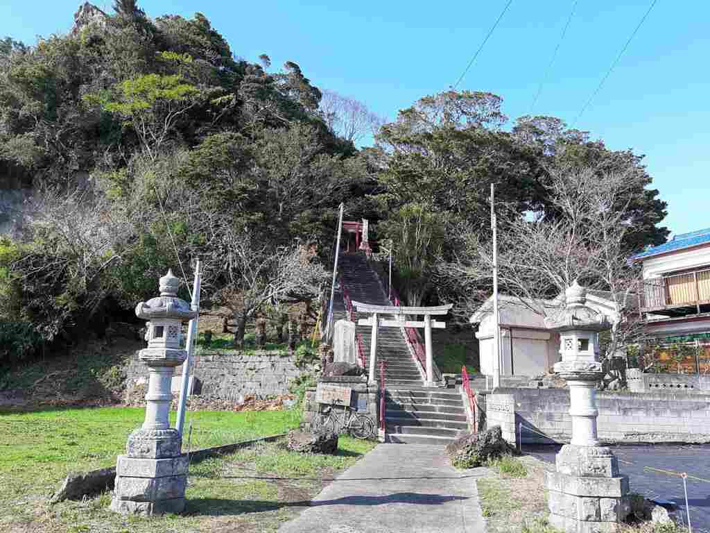 雨乞い塚の平舘稲荷神社