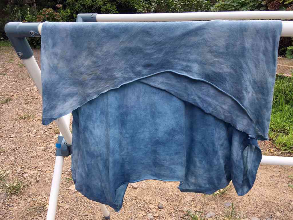 藍染したTシャツ