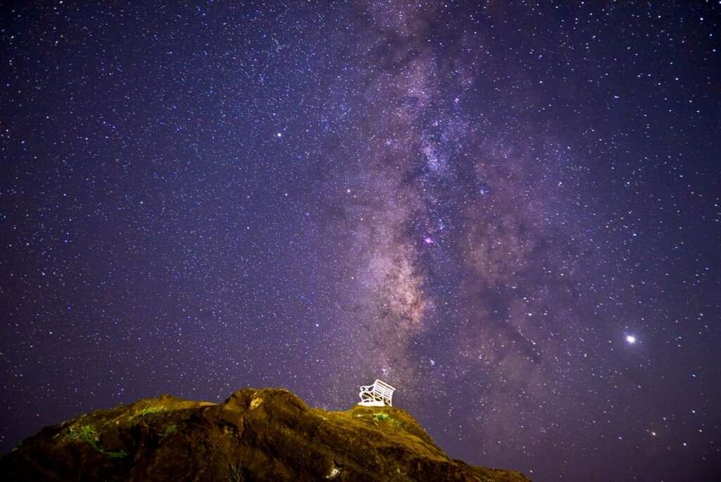 野島埼灯台の白いベンチと天の川
