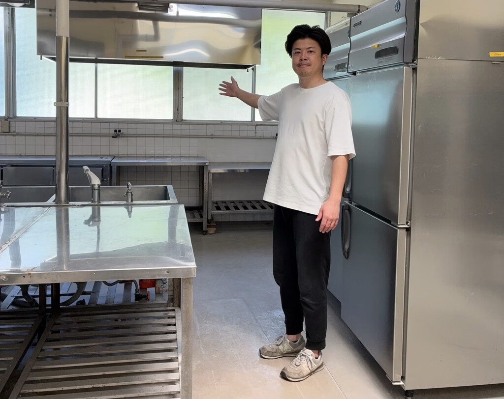 醸造所予定地に立つ國井祐太郎さん