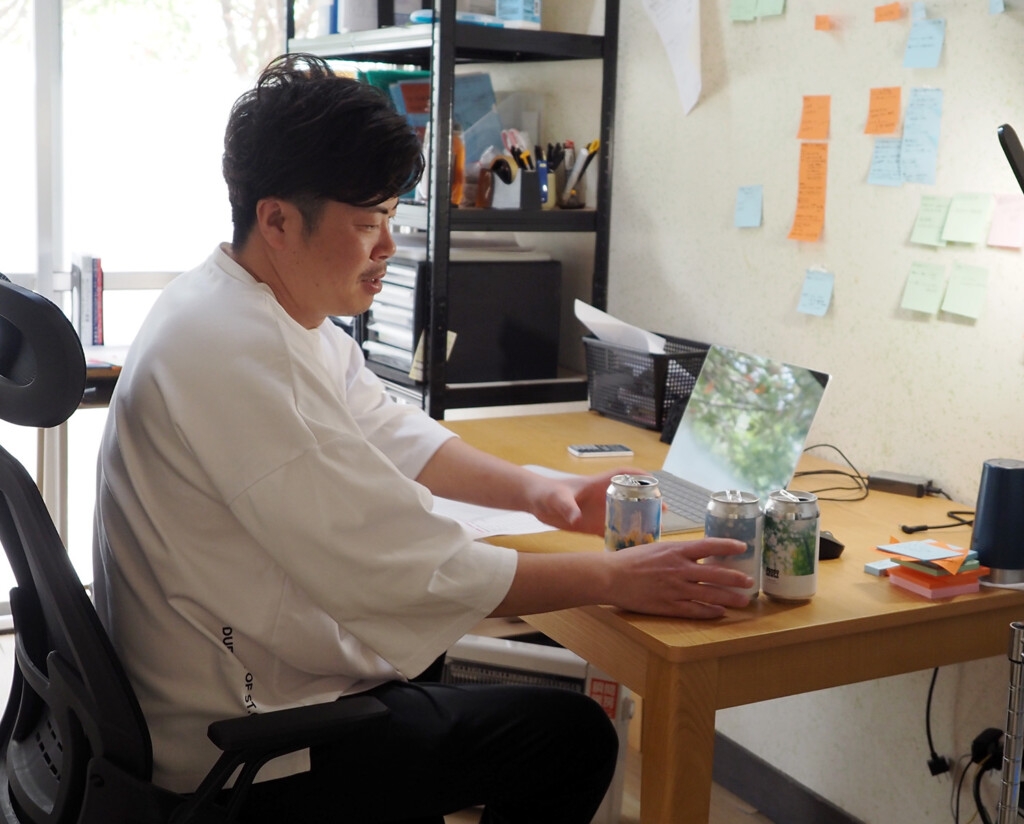 ラベルデザインを検討中の國井さん