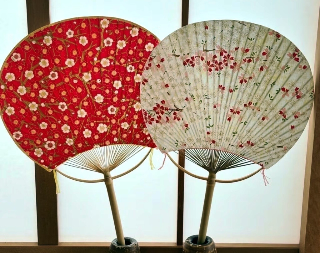 職人が一本の女竹を割いて手づくりしている房州うちわ　